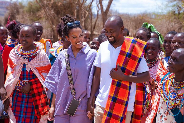 Sosha ontmoet Masai tijdens haar reis door Kenia