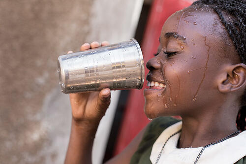 Een jongen drinkt water