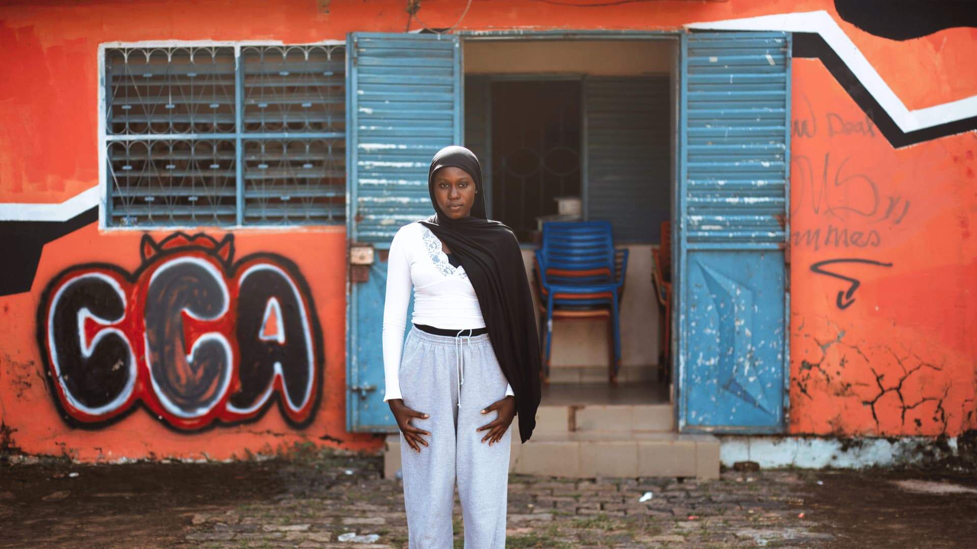 Coumba Aw staat voor schoolgebouw