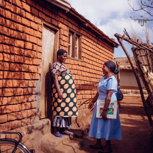 Hulpverleenster Dorothy spreekt met een zwangere vrouw uit haar dorp