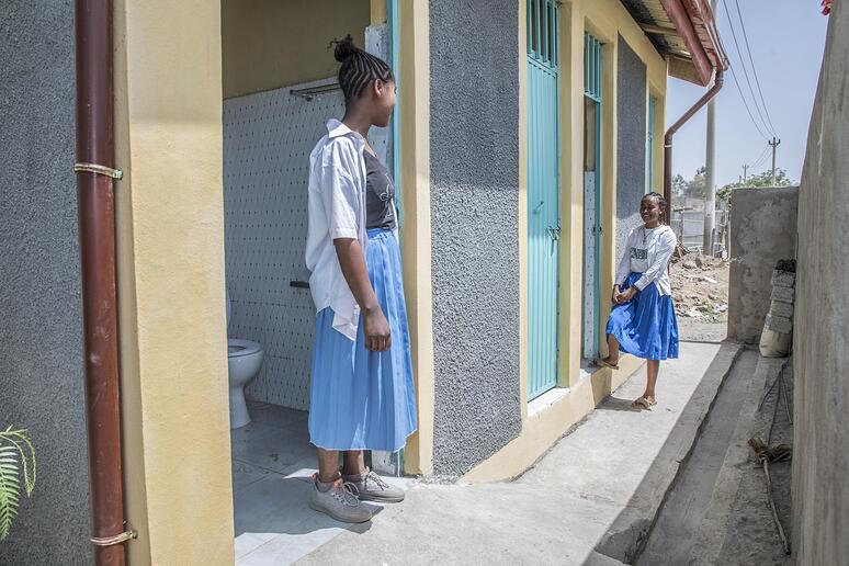 Meisjes staan voor de wc