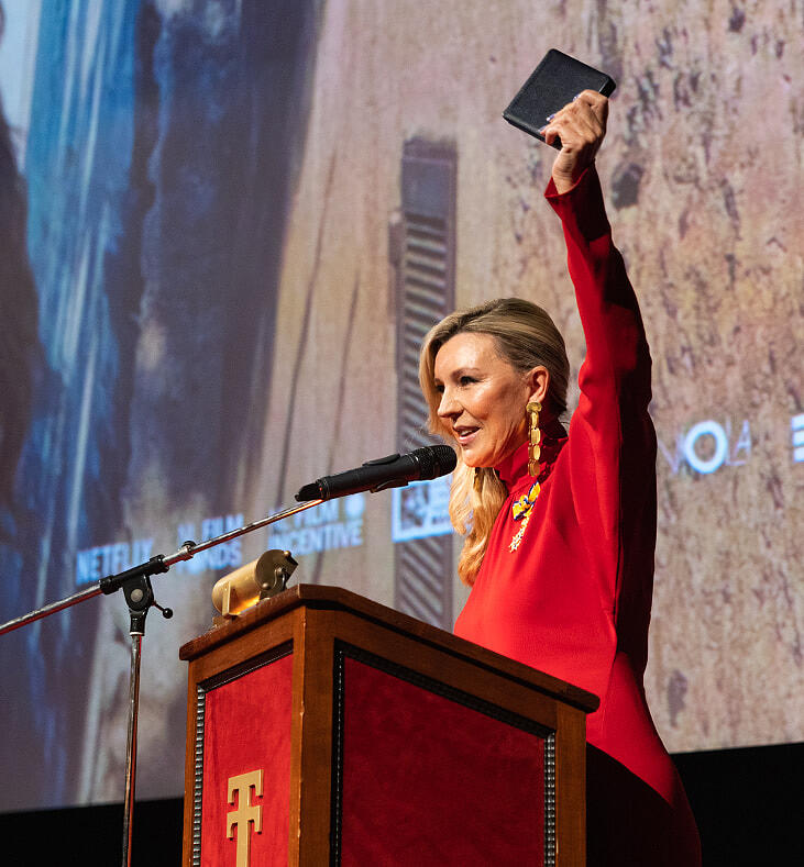 Saskia Noort voor microfoon