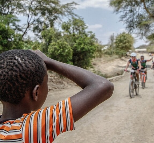 Een jongen wacht deelnemers aan Africa Classic op