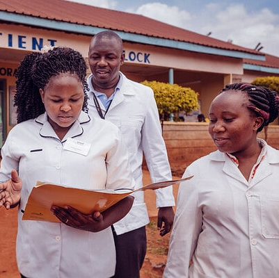 Artsen overleggen voor hun kliniek in Kenia.
