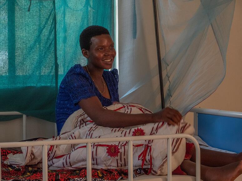 Kabula op het bed in de kliniek waar ze haar tweede baby kreeg
