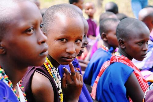 Een Keniaans meisje afkomstig uit de Masai.