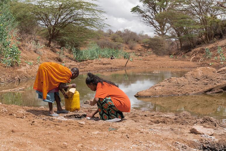 Sosha bij een door droogte bijna verdwenen rivier