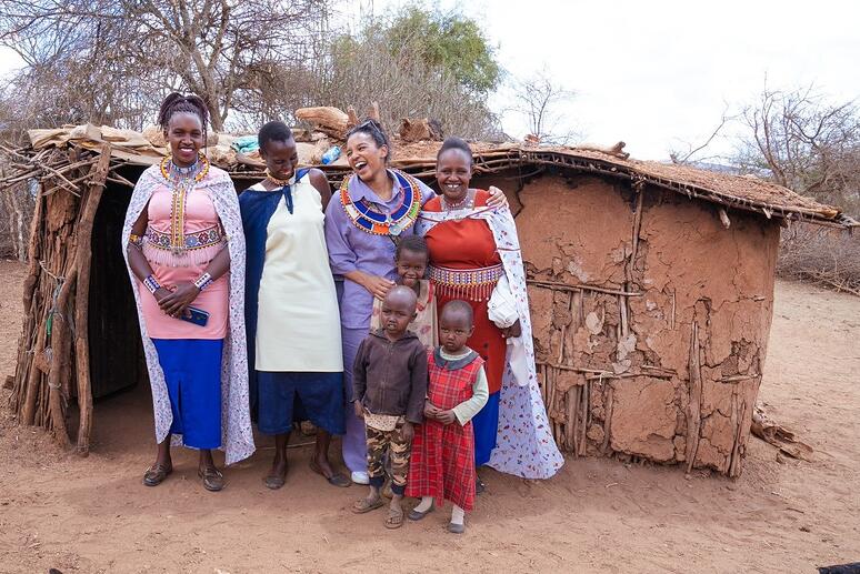 Sosha met een Masai-familie in Kenia