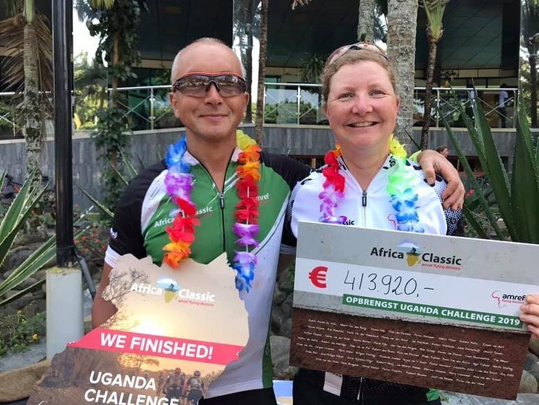 Frank en Inge na het halen van de finish in Oeganda