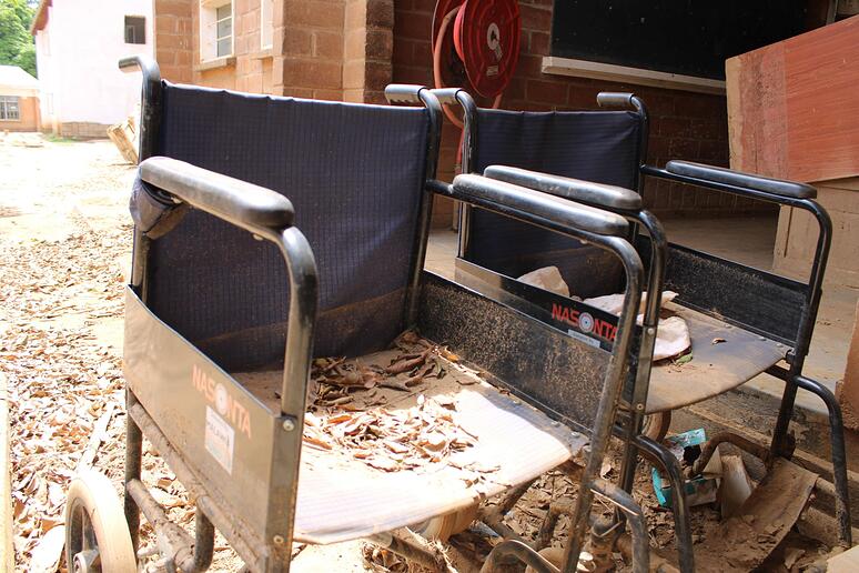 Onder de troep staan de rolstoelen buiten het ziekenhuis