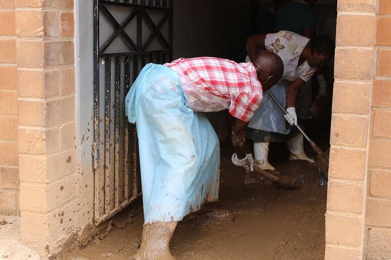 Vrouwen verwijderen modder uit het ziekenhuis