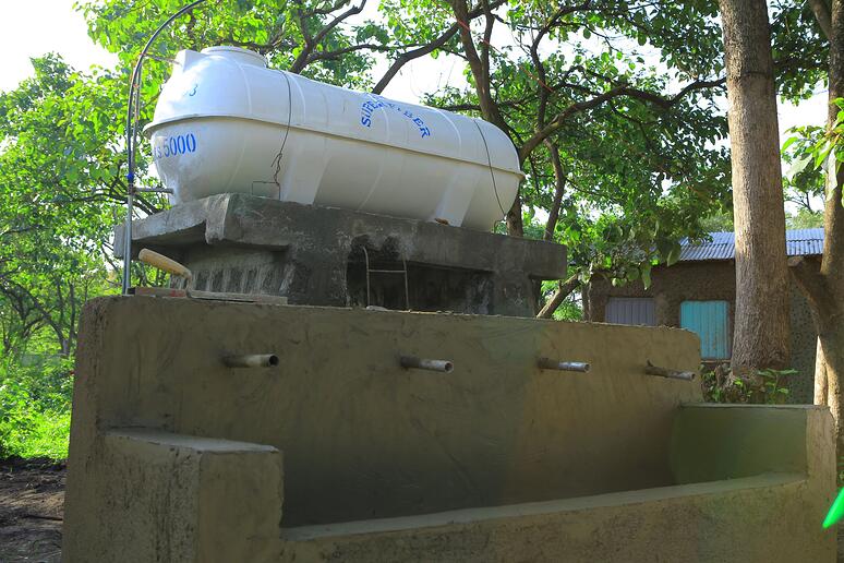 Een watertank met een wasbak